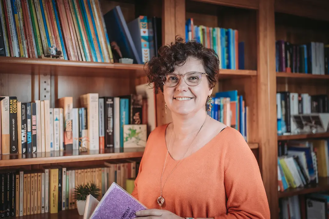 Portrait Isabelle Colas devant bibliothèque de son cabinet à crémieu